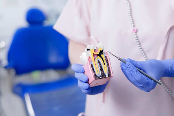 How An Endodontist Treats Cracked Teeth